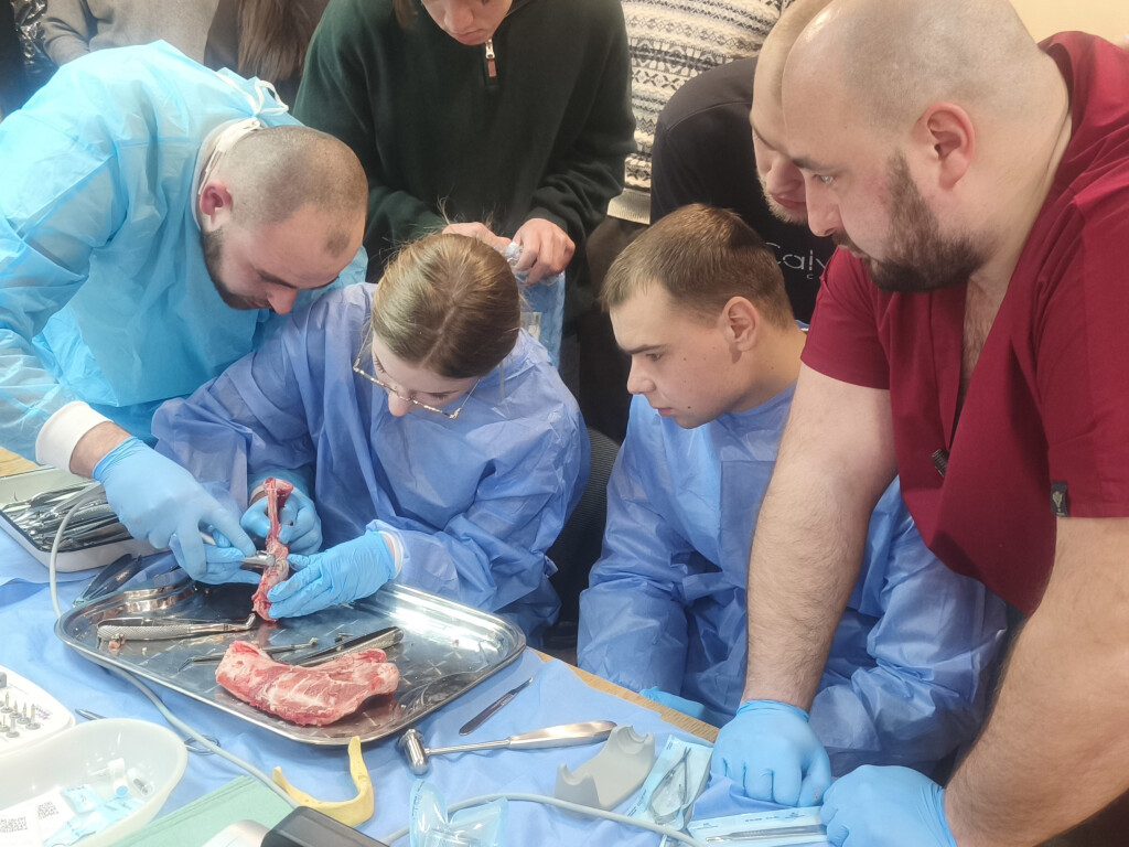 22 січня 2026 року був проведений майстер-клас «Доцільність використання кісткових блоків для відновлення горизонтальних та вертикальних дефектів альвеолярного відростка»