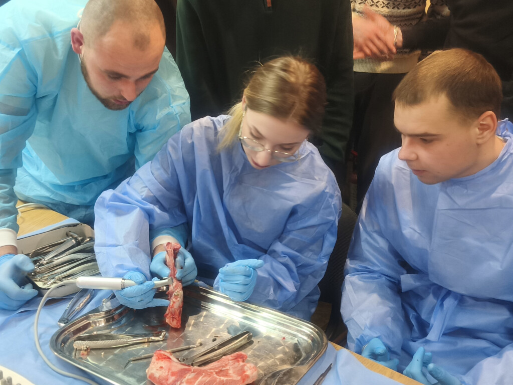 22 січня 2026 року був проведений майстер-клас «Доцільність використання кісткових блоків для відновлення горизонтальних та вертикальних дефектів альвеолярного відростка»