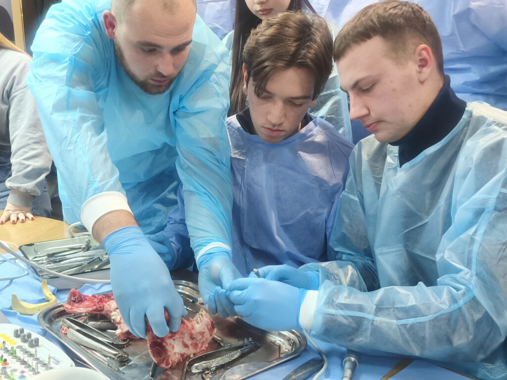 22 січня 2026 року був проведений майстер-клас «Доцільність використання кісткових блоків для відновлення горизонтальних та вертикальних дефектів альвеолярного відростка»