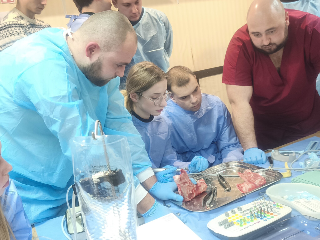 22 січня 2026 року був проведений майстер-клас «Доцільність використання кісткових блоків для відновлення горизонтальних та вертикальних дефектів альвеолярного відростка»